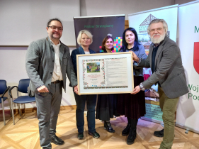 zdjęcie grupy ludzi z programem seminarium