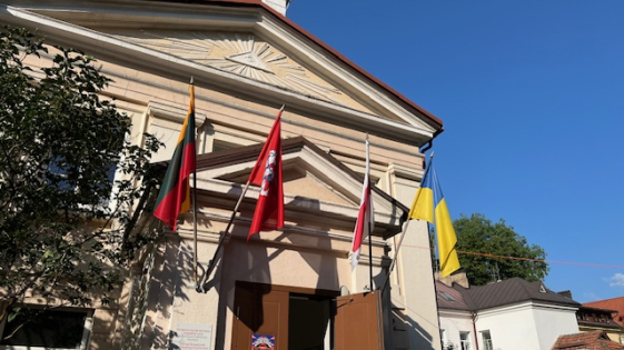 zdjęcie budynku z flagami