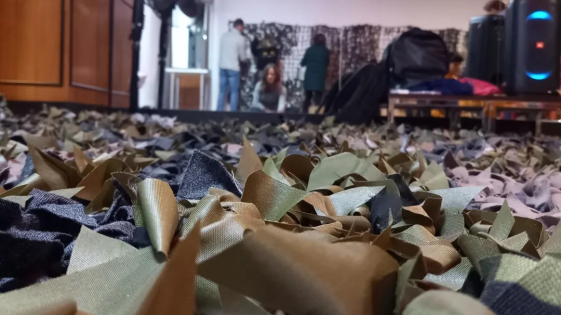 siatka ze skrawków materiału na podłodze