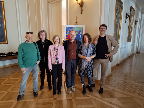 zdjęcie grupy ludzi przy plakacie konferencji