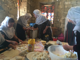 Kobiety przygotowują jedzenie podczas lokalnego święta lipiec 2021