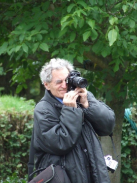 zdjęcie mężczyzny z aparatem fotograficznym