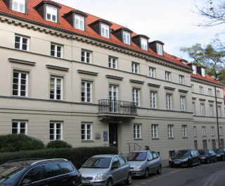https://pl.m.wikipedia.org/wiki/Plik:Dom_Kupca,_ul._Obo%C5%BAna_8_w_Warszawie.jpg