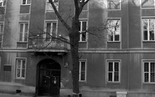 czarno białe zdjęcie budynku