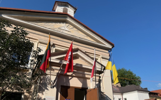 zdjęcie budynku z flagami